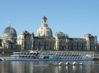 Albertinum Dresden, Brühlsche Terrasse, Elbschifffahrt, (Hintergrund Frauenkirche) 2010.